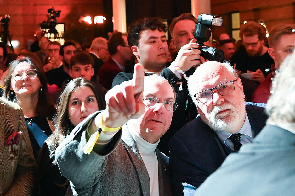 Parteianhänger reagieren bei der Wahlparty der Freien Demokraten (FDP) im Hans-Dietrich-Genscher-Haus, der FDP-Parteizentrale, auf die ersten Prognosen für die Bundestagswahl. Die FDP halbiert ihr Ergebnis und liegt bei 4,9 bis 5,0 Prozent (11,4). Parteianhänger reagieren bei der Wahlparty der Freien Demokraten (FDP) im Hans-Dietrich-Genscher-Haus, der FDP-Parteizentrale, auf die ersten Prognosen für die Bundestagswahl. Die FDP halbiert ihr Ergebnis und liegt bei 4,9 bis 5,0 Prozent (11,4).