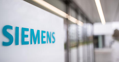 Das Schriftzug-Logo des deutschen Industriekonzerns Siemens.