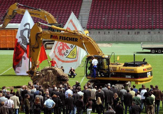 Mit einem offiziellen "Baggerbiss" haben am 18. Mai die Umbauarbeiten der Mercedes-Benz Arena in ein reines Fußballstadion für den VfB Stuttgart begonnen. Mit einem offiziellen "Baggerbiss" haben am 18. Mai die Umbauarbeiten der Mercedes-Benz Arena in ein reines Fußballstadion für den VfB Stuttgart begonnen.