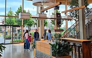 Der Caf&eacute;-Bereich des H&auml;rdtner-Betriebes ist sehr gro&szlig;z&uuml;gig und hell gestaltet. Es bietet unter anderem eine Au&szlig;enterrasse, eine Spielecke und einen Tagungsraum.