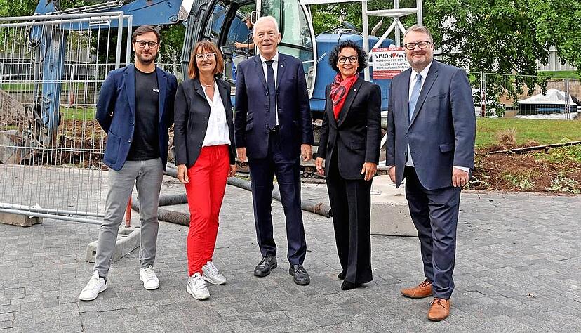 Silke Lohmiller (zweite von links) ist seit zehn Jahren Geschäftsführerin der Stiftung. Hier mit Moritz Gräter, OB Harry Mergel, Bärbel Renner und Andreas Ringle (von links) anlässlich der Ausstellung zum Ipai in der Experimenta. (Foto: Ralf Seidel) Silke Lohmiller (zweite von links) ist seit zehn Jahren Geschäftsführerin der Stiftung. Hier mit Moritz Gräter, OB Harry Mergel, Bärbel Renner und Andreas Ringle (von links) anlässlich der Ausstellung zum Ipai in der Experimenta. (Foto: Ralf Seidel)