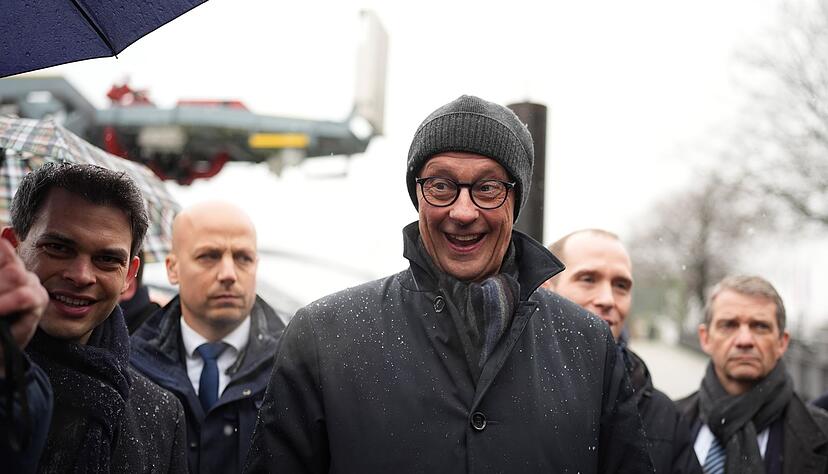 Unionskanzlerkandidat Friedrich Merz vor Beginn der CDU-Klausur beim Besuch des Hamburger Hafens.