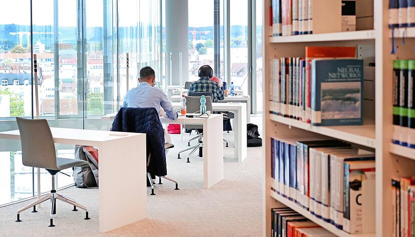 Vom oberen Stockwerk hat man einen Blick &uuml;ber die Stadt.