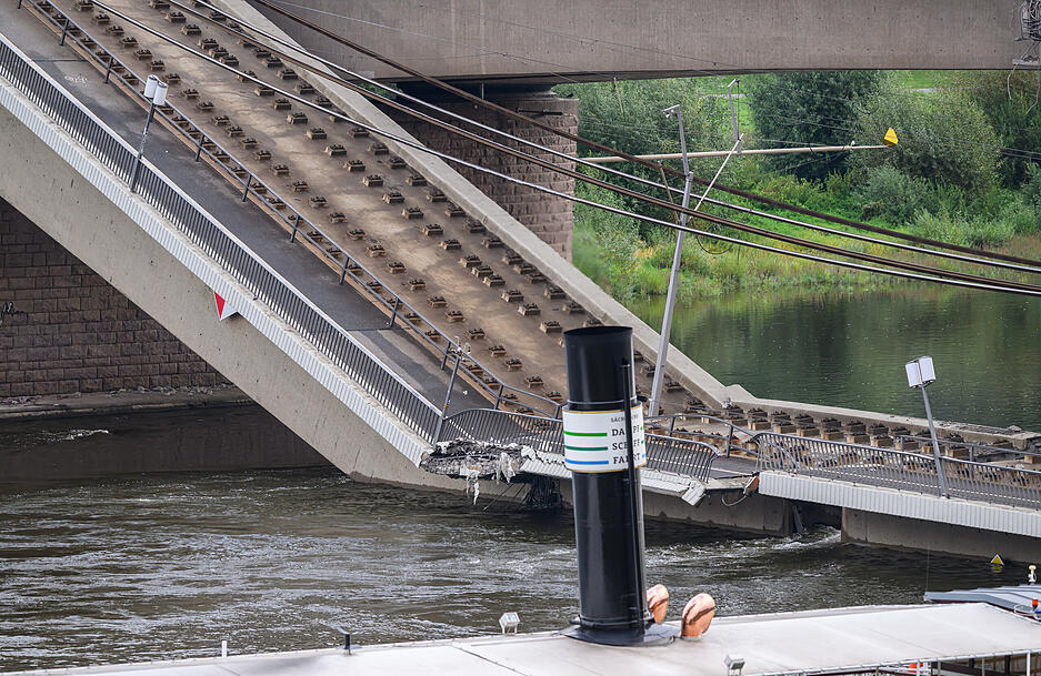 Betroffen von dem Einsturz der Carolabrücke in Dresden ist nach den Angaben die südliche Hälfte der Brücke, die die Straße Terrassenufer und ein Stück der Elbe überspannt. Laut Feuerwehr hat sich am Brückenkopf auf der Seite der Altstadt eine etwa ein Meter langer Spalt gebildet.