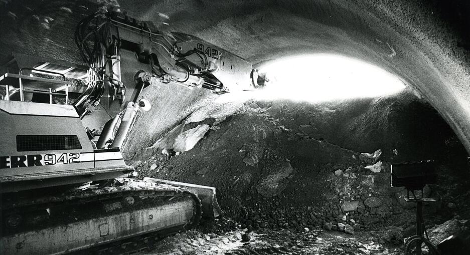 29. Mai 1987: Ein Schubs mit der Baggerschaufel genügt, um Licht in den Tunnel zu bringen.