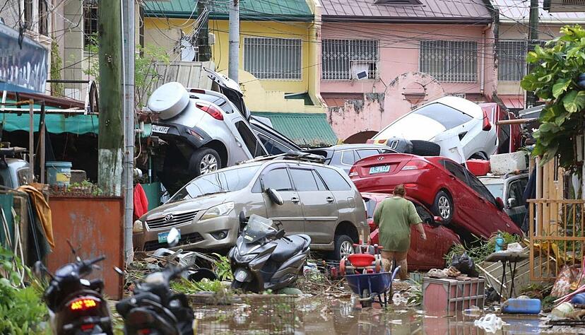 Der Taifun hat zahlreiche Autos aufeinander geschleudert. Der Taifun hat zahlreiche Autos aufeinander geschleudert.