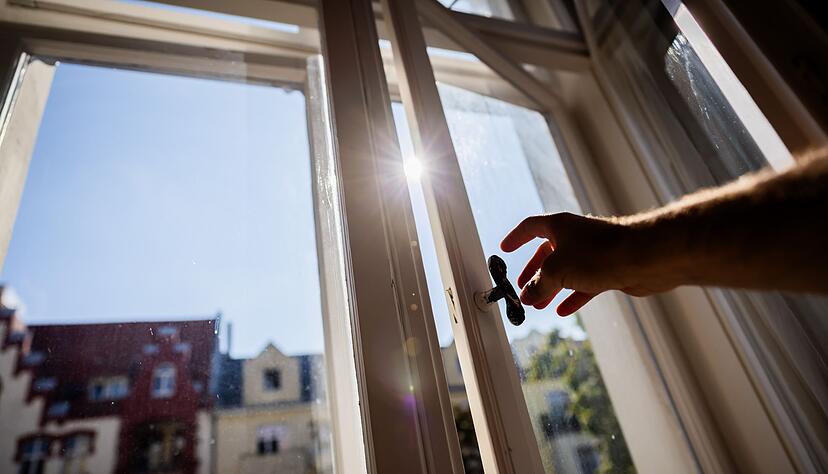 L&auml;ngeres L&uuml;ften im Fr&uuml;hling: Die feuchtere Luft erfordert l&auml;ngere L&uuml;ftungszeiten, um Schimmelbildung vorzubeugen.