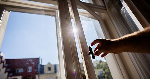 L&auml;ngeres L&uuml;ften im Fr&uuml;hling: Die feuchtere Luft erfordert l&auml;ngere L&uuml;ftungszeiten, um Schimmelbildung vorzubeugen.