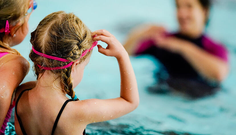 Die Schwimmausbildung fand in Corona-Zeiten kaum noch statt. Jetzt sind die Wartelisten lang und es drohen weitere Einschränkungen in den Bädern.
