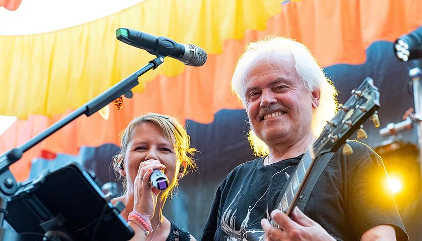 Bis Mittwoch macht die Band Hautnah aus Oberriexingen Musik. Bis Mittwoch macht die Band Hautnah aus Oberriexingen Musik.