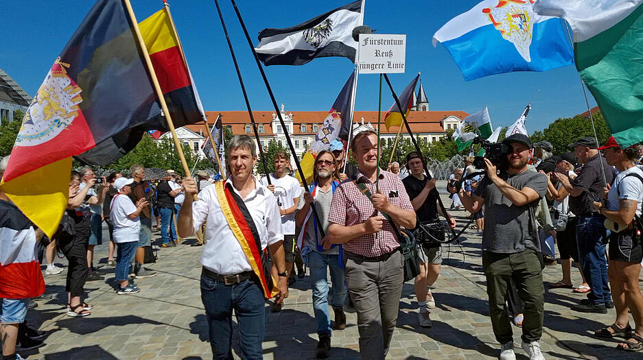 In Magdeburg marschierten Reichsbürger mit einer Delegation des "Fürstentum Reuß". Der Generalbundesanwalt wirft Heinrich XIII Prinz Reuss vor, er habe einen Staatsstreich geplant.