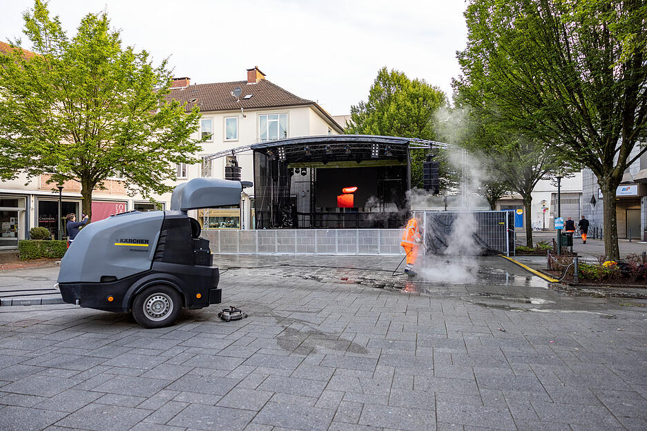 Nach der tödlichen Messerattacke wird der Tatort am frühen Morgen von Reinigungskräften der Stadt Solingen gesäubert.