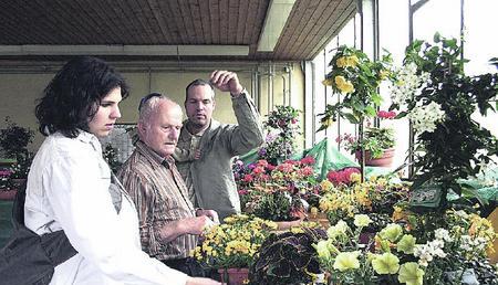 Mal sehen, "was Gott alles wachsen lässt", wollten Martin und Anke Harsch samt Sohn Elias. Seniorchef Reinhard Münch (Mitte) zeigte es ihnen im Rahmen der Gläsernen Produktion. (Foto: Uwe Mundt)