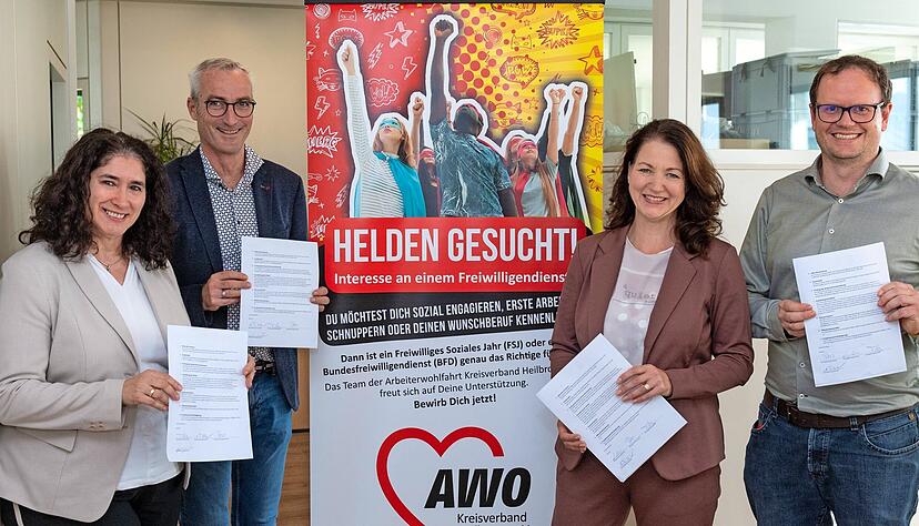 Androniki Petsos, Achim Bocher (links), Vereinsvorsitzende Tanja Ochs und Tobias Schumacher haben die Vereinbarung zur Energiehilfe unterzeichnet.
Foto: Mario Berger Androniki Petsos, Achim Bocher (links), Vereinsvorsitzende Tanja Ochs und Tobias Schumacher haben die Vereinbarung zur Energiehilfe unterzeichnet.
Foto: Mario Berger