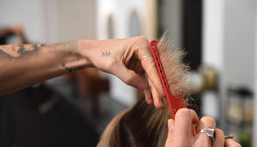 Friseure d&uuml;rfen ab dem 1. M&auml;rz &ouml;ffnen, nachdem sie im Lockdown nicht arbeiten durften. Foto: dpa