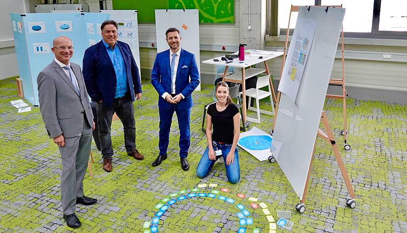 Unter dem Motto "Future of Work" wurden in D&ouml;rzbach R&auml;ume neu gestaltet: Arnold-CEO Dirk D&ouml;llner (v.l.), der f&uuml;r Personal- und Organisationsentwicklung verantwortliche Frank Guse, Finanzchef Frank Agner und Vera Br&ouml;nner, die an der Organisationsentwicklung arbeitet.