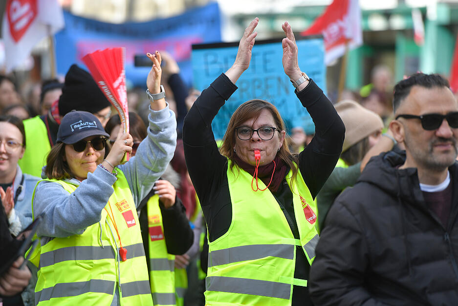 Mehr als 2000 Menschen aus Heilbronn und der Region haben sich am Dienstag dem Aufruf von Verdi Baden-Württemberg zum Warnstreik im öffentlichen Dienst angeschlossen. Mehr als 2000 Menschen aus Heilbronn und der Region haben sich am Dienstag dem Aufruf von Verdi Baden-Württemberg zum Warnstreik im öffentlichen Dienst angeschlossen.