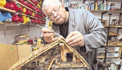 In mühevoller Kleinarbeit fertigt Hubert Muth jede einzelne Dachschindel an und befestigt sie mit Leim.Foto: Guido Sawatzki In mühevoller Kleinarbeit fertigt Hubert Muth jede einzelne Dachschindel an und befestigt sie mit Leim.Foto: Guido Sawatzki