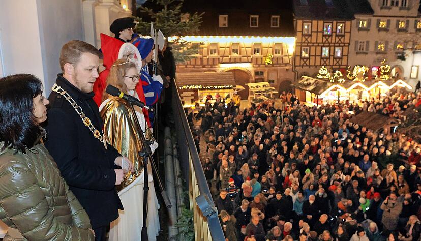 Im Beisein von Landtagspräsidentin Muhterem Aras eröffnete Bürgermeister Andreas Zaffran den Altdeutschen Weihnachtsmarkt vor großer Kulisse.
Foto: Ralf Seidel