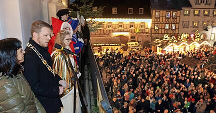Im Beisein von Landtagspräsidentin Muhterem Aras eröffnete Bürgermeister Andreas Zaffran den Altdeutschen Weihnachtsmarkt vor großer Kulisse.
Foto: Ralf Seidel