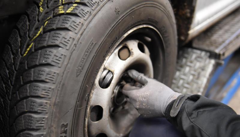 Die Bereifung eines Autos sollte immer einheitlich sein. Eine Mischung aus Sommer- und Winterreifen etwa ist nicht zulässig. Foto\ Marcus Brandt/dpa Die Bereifung eines Autos sollte immer einheitlich sein. Eine Mischung aus Sommer- und Winterreifen etwa ist nicht zulässig. Foto\ Marcus Brandt/dpa