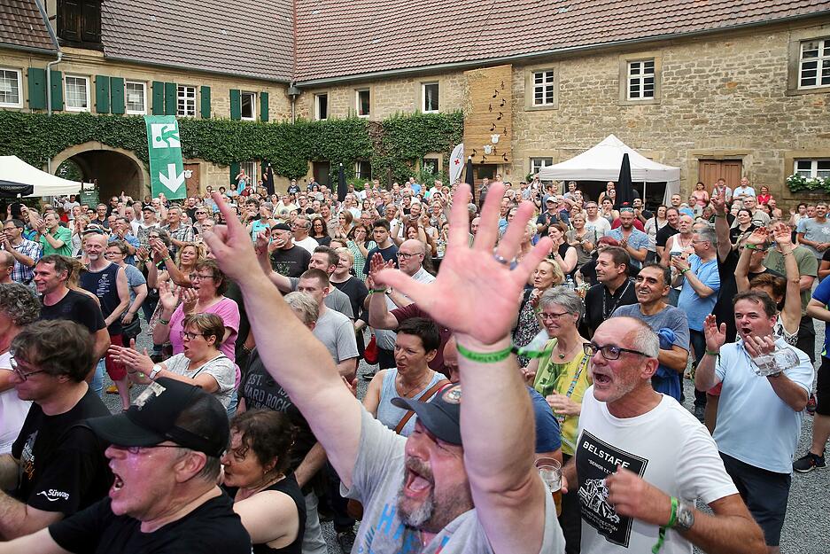 Juni 2017: Stacie Collins’ hochenergetische Rock-Show bringt die Fans beim vierten Blackheep-Festival schnell auf Touren.