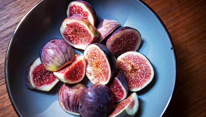 Im Inneren gelb bis rötlich, die Schale außen meist grün bis dunkelviolett: Reife Feigen haben ein süßes, fruchtiges Aroma. Sie sind genau richtig, wenn sie auf Druck leicht nachgeben.
