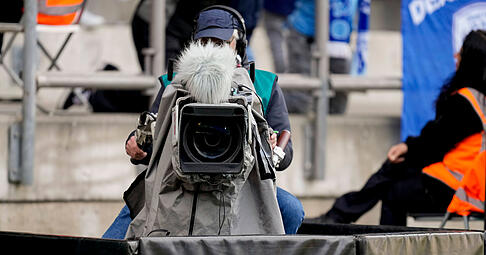 Das Spiel des VfB Stuttgart bei Bayer 04 Leverkusen wird live im TV und Stream &uuml;bertragen.