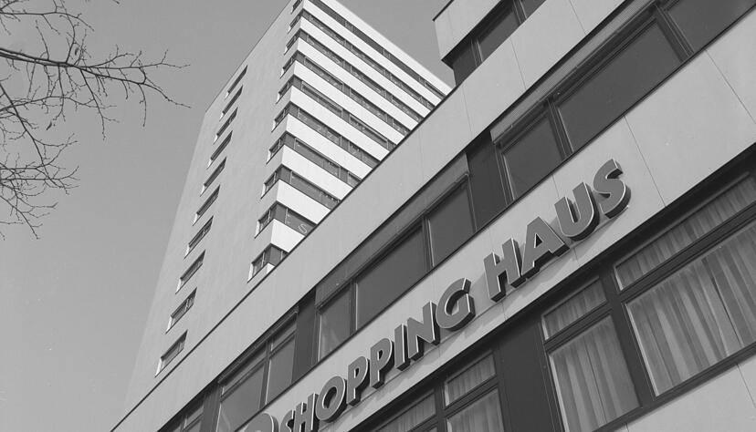 Zusammengestellt von Archiv und Dokumentation der Heilbronner Stimme 
Am 11. November 1971 wurde in Heilbronn der knapp 60 Meter hohe Bau von Wohnbau Ensle nach den Plänen von Ernst und Helmut Schaal eröffnet. Besucher strömten in Massen in das für damalige Verhältnisse hohe Hochhaus an der Allee 40 mit 17 Stockwerken und feierten das Dienstleistungs- und Einkaufszentrum. Undatierte Aufnahme.