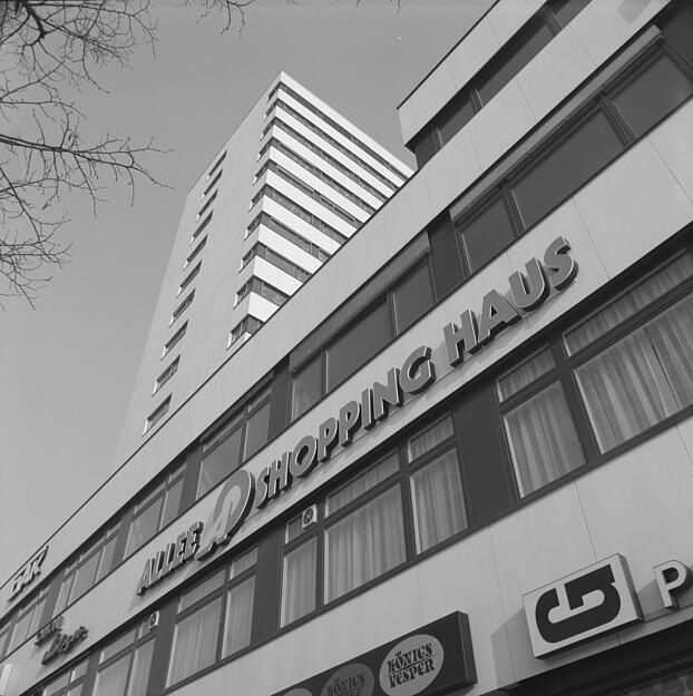 Zusammengestellt von Archiv und Dokumentation der Heilbronner Stimme 
Am 11. November 1971 wurde in Heilbronn der knapp 60 Meter hohe Bau von Wohnbau Ensle nach den Plänen von Ernst und Helmut Schaal eröffnet. Besucher strömten in Massen in das für damalige Verhältnisse hohe Hochhaus an der Allee 40 mit 17 Stockwerken und feierten das Dienstleistungs- und Einkaufszentrum. Undatierte Aufnahme.