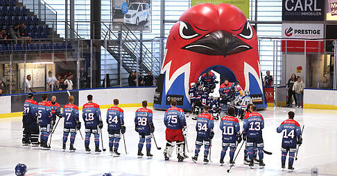 Beim Vorbereitungsspiel gegen den SC Langenthal sind die Falken-Kufencracks das letzte Mal durch den aufblasbaren Spielertunnel aufs Eis gekommen.
