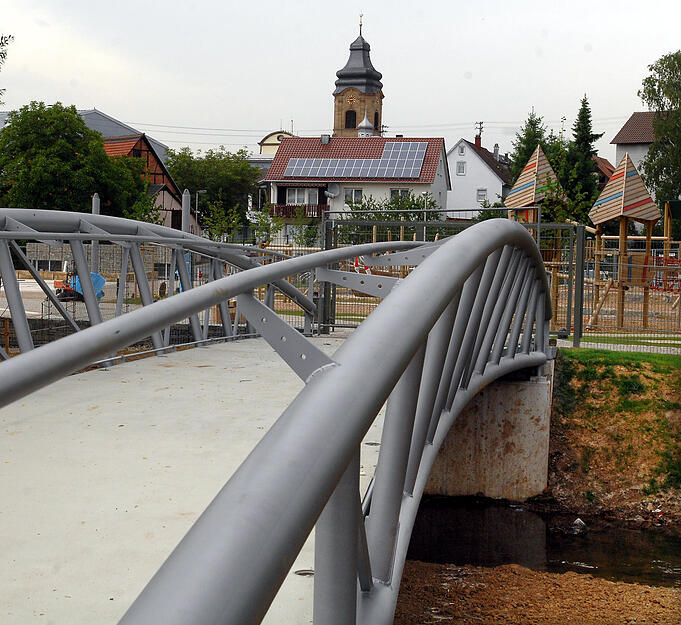 Mit jedem Tag wächst der Bürgerpark. Im Vordergrund ist die kleine Brücke zu sehen. Der ehemalige Steg über die Schozach war so marode, dass er im Jahr 2002 gesperrt war. Aufnahme von Mai 2008.