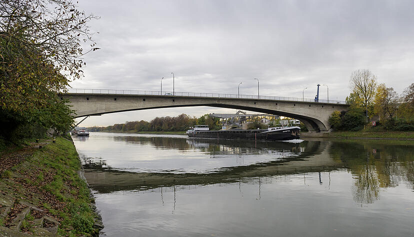 Die 107,80 Meter lange Peter-Bruckmann-Brücke wurde 1950 eingeweiht. Sie überspannt den Neckarkanal zwischen Bierstorfer und Buga-Areal
Foto: Dennis Mugler