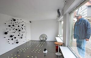 Im Schauraum in der Mathildenbadstraße sind rund um die Uhr Kunstinstallationen einsehbar, wie Gérard Zimmermann aus Freiburg auf seinem Rundgang entdeckt. Foto: Andreas Veigel Im Schauraum in der Mathildenbadstraße sind rund um die Uhr Kunstinstallationen einsehbar, wie Gérard Zimmermann aus Freiburg auf seinem Rundgang entdeckt. Foto: Andreas Veigel