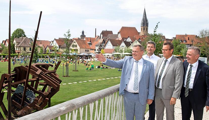 Hier lang zur Eppinger Gartenschau (von links): OB Klaus Holaschke, B&uuml;rgermeister Peter Thalmann, Landwirtschaftsminister Peter Hauk und Gerhard Hugenschmidt vom Gartenbauverband.
Foto: Veigel