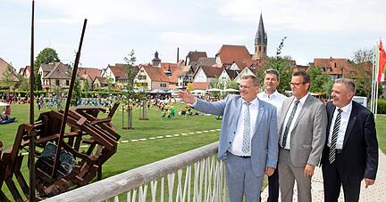 Hier lang zur Eppinger Gartenschau (von links): OB Klaus Holaschke, B&uuml;rgermeister Peter Thalmann, Landwirtschaftsminister Peter Hauk und Gerhard Hugenschmidt vom Gartenbauverband.
Foto: Veigel