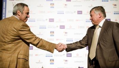 Garri Kasparow (l) und Anatoli Karpow geben sich vor dem Spiel die Hand.