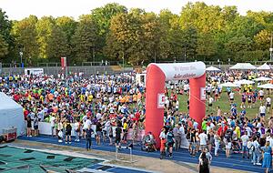 Massenauflauf im Frankenstadion. Im Ziel gab es bei den Läufern viele rote, aber auch viele glückliche Gesichter. Massenauflauf im Frankenstadion. Im Ziel gab es bei den Läufern viele rote, aber auch viele glückliche Gesichter.