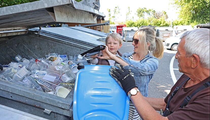 Früh übt sich: Matteo (2) und seine Mutter Melanie Münch kommen regelmäßig auf den Bad Rappenauer Recyclinghof. Mitarbeiter Hans Rückauer geht den Kunden gerne zur Hand. Früh übt sich: Matteo (2) und seine Mutter Melanie Münch kommen regelmäßig auf den Bad Rappenauer Recyclinghof. Mitarbeiter Hans Rückauer geht den Kunden gerne zur Hand.