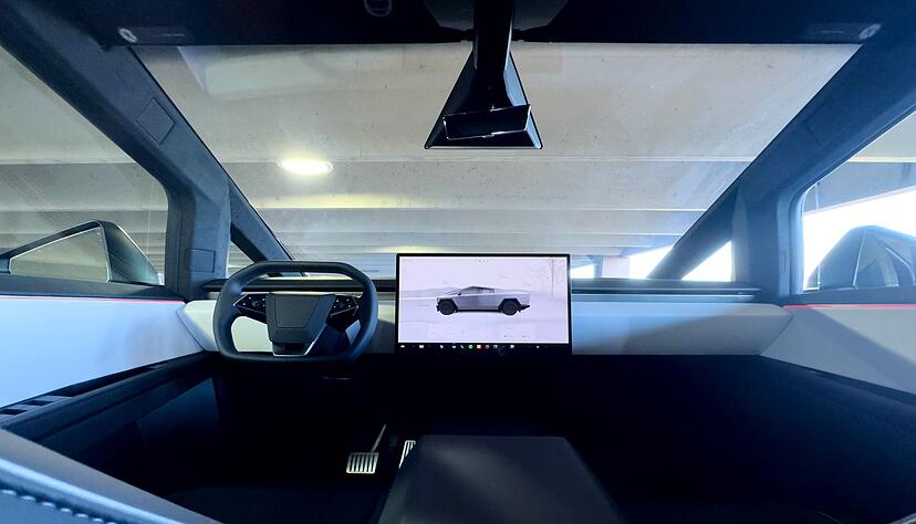 Behaglichkeit? Hm, das mag stets Geschmackssache sein, doch einigen wir uns darauf: Reduktion muss man als Gestaltungselement mögen, um sich im Cybertruck pudelwohl zu fühlen. Behaglichkeit? Hm, das mag stets Geschmackssache sein, doch einigen wir uns darauf: Reduktion muss man als Gestaltungselement mögen, um sich im Cybertruck pudelwohl zu fühlen.