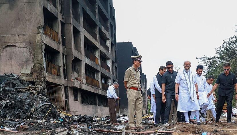 Die Boeing 787-8 war kurz nach dem Start in ein Wohngebiet nahe dem Flughafen der Gro&szlig;stadt Ahmedabad gest&uuml;rzt.