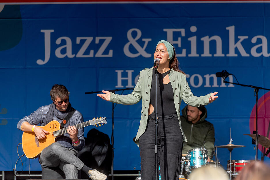 In Scharen zieht es Menschen am Sonntagnachmittag zu Jazz & Einkauf nach Heilbronn.
