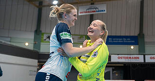 Lynn Holtman (links) und Johanna Fossum werden in der n&auml;chsten Saison nicht mehr gemeinsam so ausgelassen f&uuml;r die Sport-Union Neckarsulm jubeln, wie hier nach dem gelungenen Klassenerhalt im vergangenen Jahr.