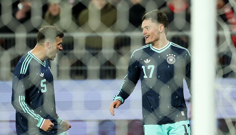 Florian Wirtz (r) jubelt nach seinem Siegtor gegen die Schweiz mit Pascal Gro&szlig;.