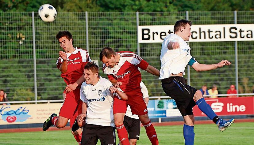 Lange Zeit f&uuml;hrten die SGM Bretzfeld/Verrenberg und die TSG &Ouml;hringen ein Duell auf Augenh&ouml;he. Nach zwei Platzverweisen f&uuml;r die SGM nutzte die TSG ihre spielerische &Uuml;berlegenheit aus.Foto: Marc Schmerbeck