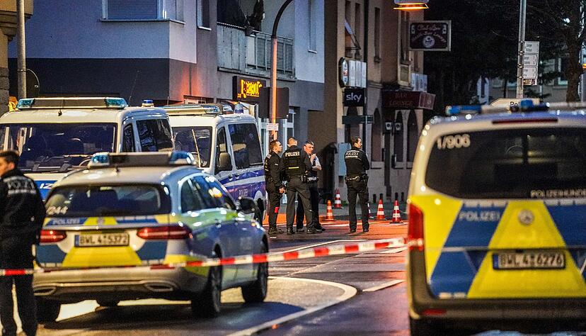 Polizeibeamte sichern einen Tatort an dem ein Mann angeschossen worden war.