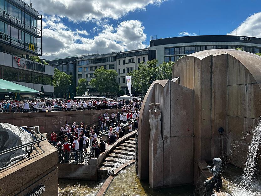 Volles Haus? VfB-Fans nehmen in Berlin den Breitscheidplatz zum DFB-Pokalfinale ein.