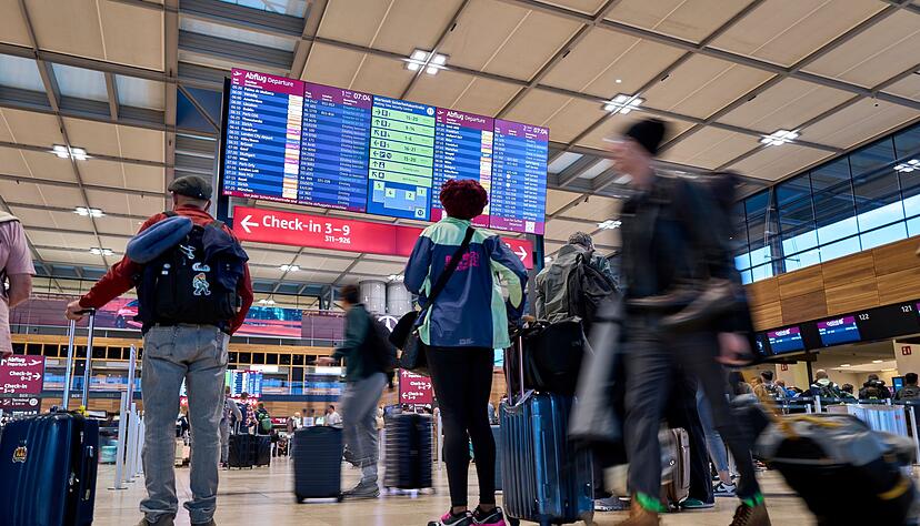 Die Störungen am Berliner Flughafen halten nach der Cyberattacke weiter an.