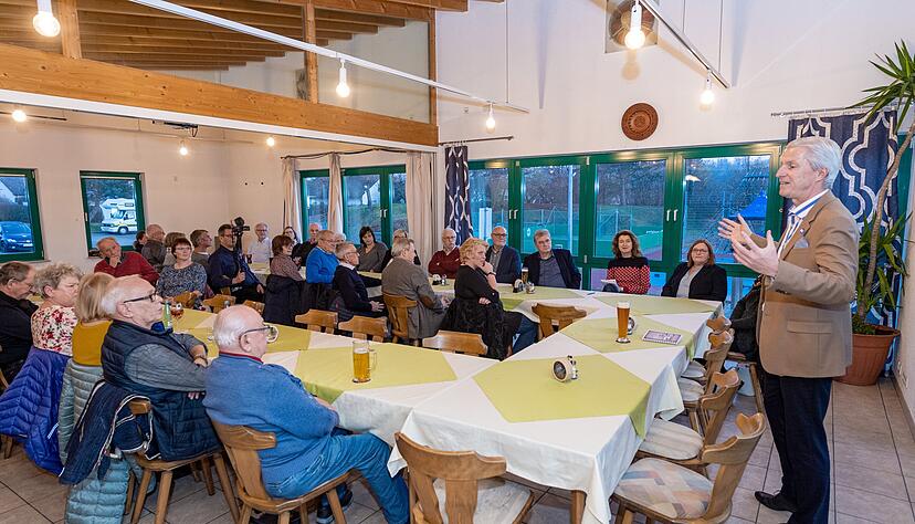 Die integrative Kraft der Vereine ist in Oedheim stark, der ÖPNV ein Problem. Das erzählten die Bürger Chefredakteur Uwe Ralf Heer (rechts).
Foto: Mario Berger Die integrative Kraft der Vereine ist in Oedheim stark, der ÖPNV ein Problem. Das erzählten die Bürger Chefredakteur Uwe Ralf Heer (rechts).
Foto: Mario Berger