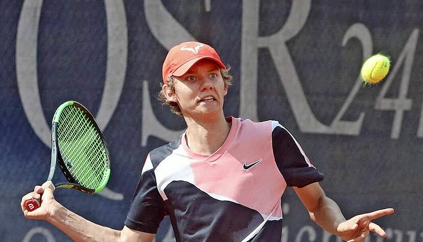 Spielte ein ganz starkes Einzel: Noah Eberhard, 17 Jahre alte Nummer zwei des TC Bad Friedrichshall, aus Talheim. Das Doppel spielte er in der Halle.
Foto: Ralf Seidel